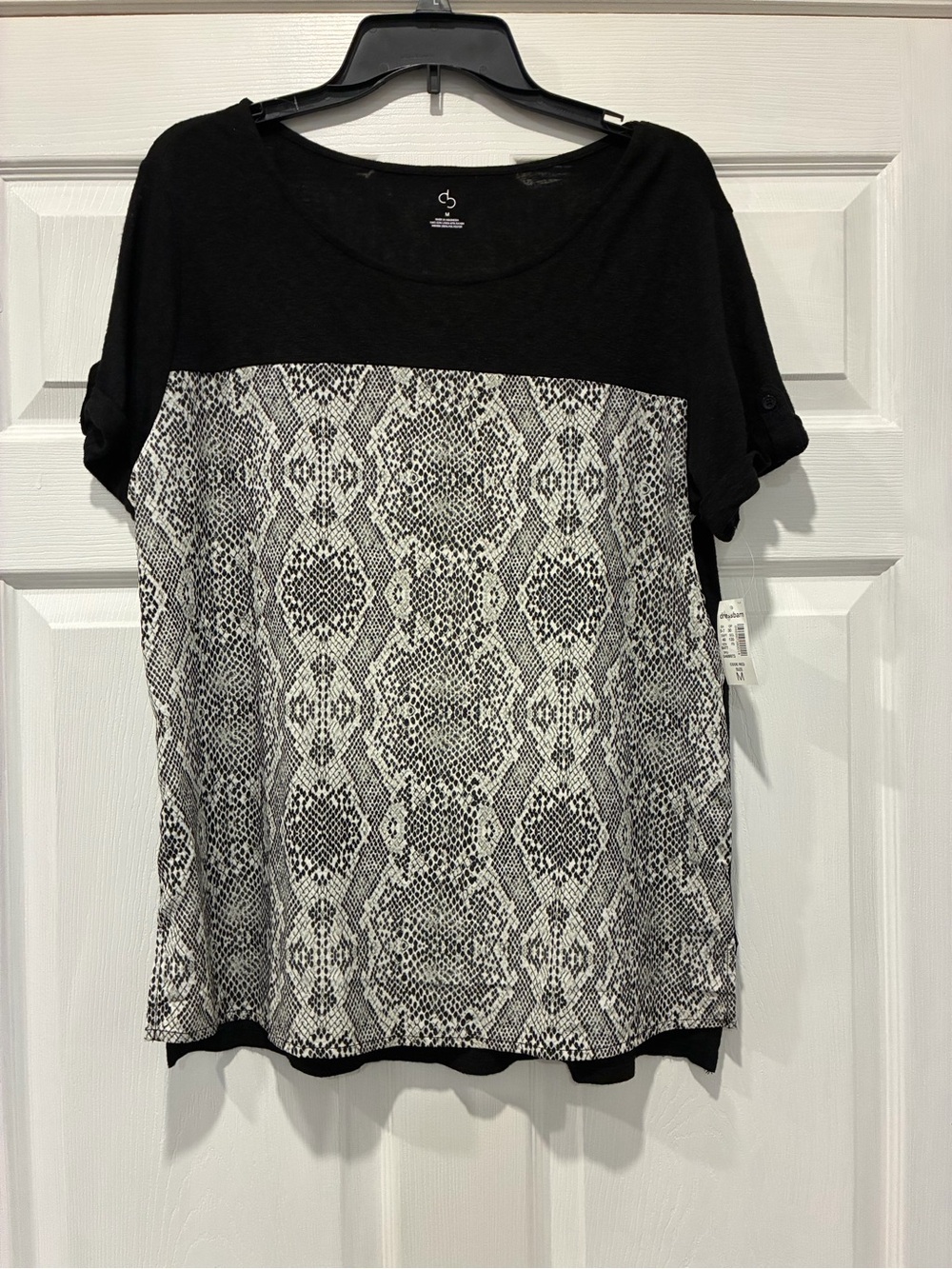 Dress Barn Black and White Snake-Print Short Sleeve Top 👙